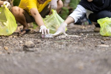 Çöp toplama. Plastik atıkları ayıran ellere yakın durun. Çöplerle ilgilenen birkaç kişinin elleri..
