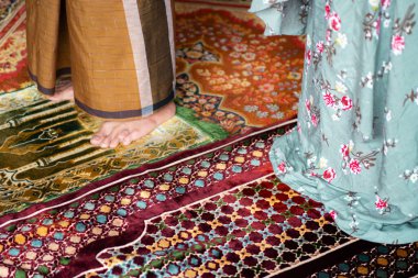 Endonezyalı genç Müslüman erkekler ve başörtüsü takan genç Endonezyalı Müslüman kadınlar, Ramazan ve Kurban Bayramı konsepti olan cemaat dualarını ciddiyetle yerine getiriyorlar..