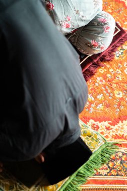 Endonezyalı genç Müslüman erkekler ve başörtüsü takan genç Endonezyalı Müslüman kadınlar, Ramazan ve Kurban Bayramı konsepti olan cemaat dualarını ciddiyetle yerine getiriyorlar..