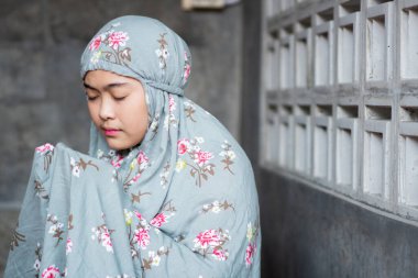 Endonezyalı genç Müslüman erkekler ve başörtüsü takan genç Endonezyalı Müslüman kadınlar, Ramazan ve Kurban Bayramı konsepti olan cemaat dualarını ciddiyetle yerine getiriyorlar..