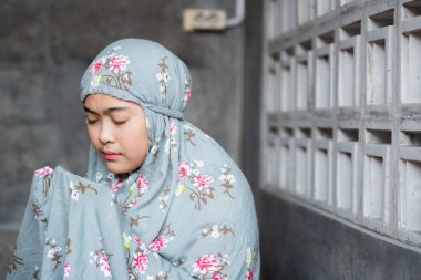 Endonezyalı genç Müslüman erkekler ve başörtüsü takan genç Endonezyalı Müslüman kadınlar, Ramazan ve Kurban Bayramı konsepti olan cemaat dualarını ciddiyetle yerine getiriyorlar..