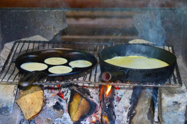Kamp ateşinde krep pişirmek