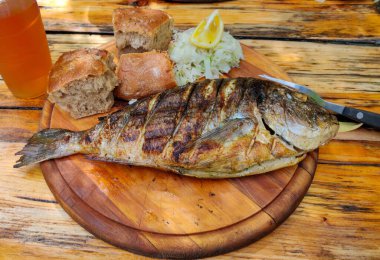 Sebze ve soslu ızgara levrek balığı..