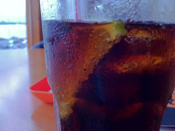 Glas Vatten Med Cola Dryck Och Citron — Stockfoto