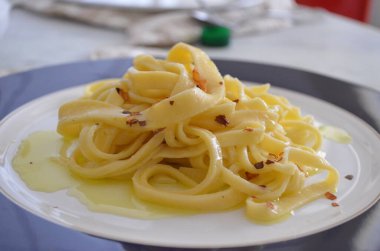 Özel bir masada servis edilen tipik sarımsak ve makarna tabağı.