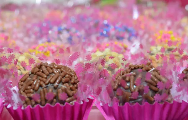Brigadeiro adında Brezilya usulü tatlı çikolata şekeri partisi.