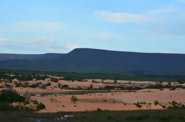 Tocantins, Brezilya 'daki Cerrado Biomu' nun yaylalarından harika bir manzara ve arka planda dağları görebilirsiniz..