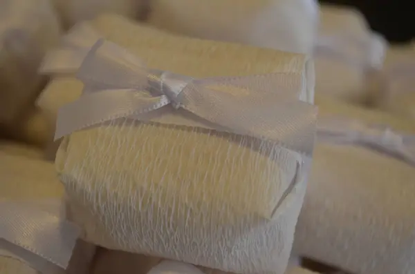 Beyaz kağıt beyaz bir düğün pastasına sarılmış.