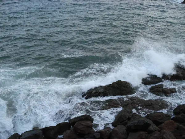 Brezilya 'nın Bahia uydusunun başkenti Salvador' da dalgaların dalgaların kayalara çarptığı Atlantik Okyanusu kıyısı.