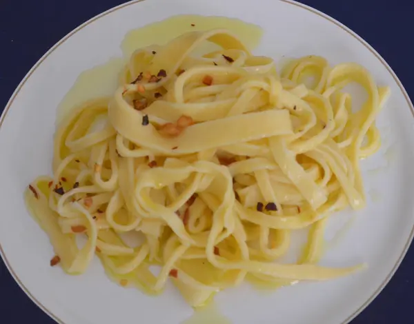 Tipik sarımsak ve yağlı makarna.