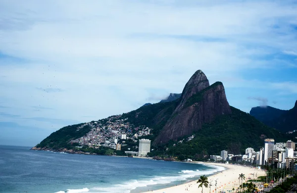 Dois Irmos Dağı ve Vidigal Favela manzaralı Ipanema Sahili