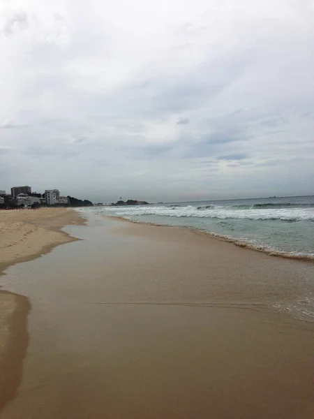 Sabahları sakin bir deniz gördüğümüz kumsal, yakındaki ışık dalgaları, bulutlar ile gökyüzü ve gökyüzü ile denizin yeşilliğinin kontrastı.