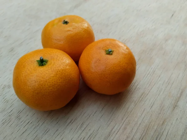 Portakallar Ahşap Bir Masada Taze Görünüyor — Stok fotoğraf