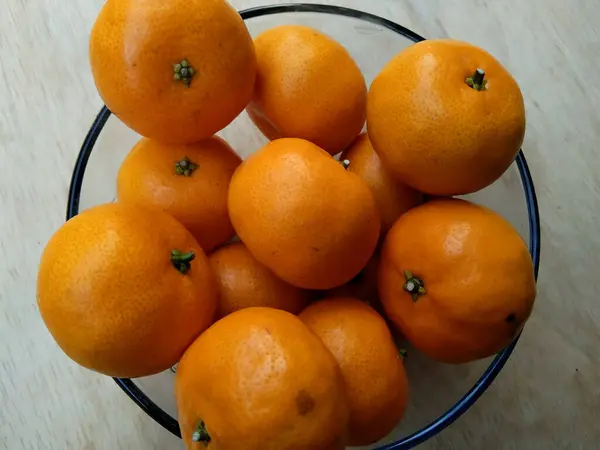 Πορτοκάλια Ένα Μπολ Φαίνονται Φρέσκα Ένα Ξύλινο Τραπέζι — Φωτογραφία Αρχείου