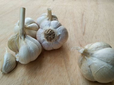 Tahta masada taze sarımsak..