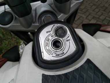 Motosikletlerin kontak anahtarı tankın üzerinde..
