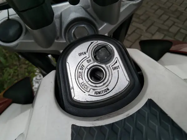 Motosikletlerin kontak anahtarı tankın üzerinde..