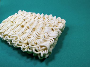 Yeşil arkaplandaki çiğ erişteleri kapat.