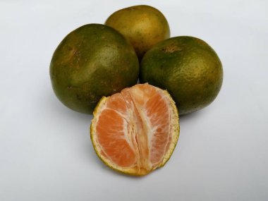 Beyaz arka planda taze portakal meyvesi.