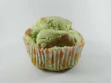 Buğulanmış sünger keki beyaz arka planda ve cazip görünüyor..