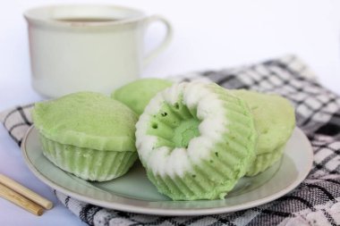 Pandan buğulanmış sünger keki rendelenmiş hindistan cevizi serpiştirici görünüyor..