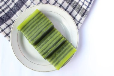 Kue lapis ya da katmanlı kek, geleneksel Endonezya pastası. Kue lapis ya da katmanlı kek tabakta servis edilir ve cezbedici görünür..
