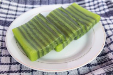 Kue lapis ya da katmanlı kek, geleneksel Endonezya pastası. Kue lapis ya da katmanlı kek tabakta servis edilir ve cezbedici görünür..
