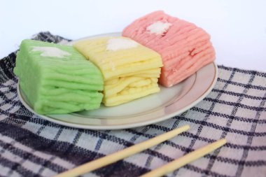 Getuk Lindri keki. Getuk keki, geleneksel Endonezya keki. Tabakta servis ediliyor..