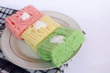 Getuk Lindri keki. Getuk keki, geleneksel Endonezya keki. Tabakta servis ediliyor..