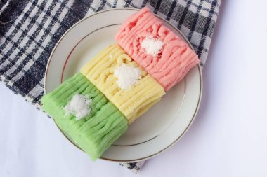 Getuk Lindri keki. Getuk keki, geleneksel Endonezya keki. Tabakta servis ediliyor..