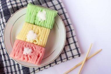 Getuk Lindri keki. Getuk keki, geleneksel Endonezya keki. Tabakta servis ediliyor..