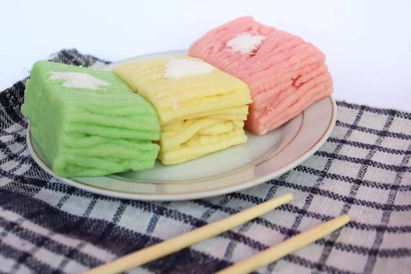 Getuk Lindri keki. Getuk keki, geleneksel Endonezya keki. Tabakta servis ediliyor..