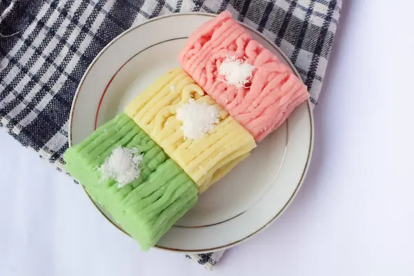 Getuk Lindri keki. Getuk keki, geleneksel Endonezya keki. Tabakta servis ediliyor..