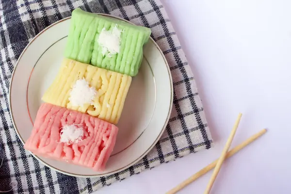 Getuk Lindri keki. Getuk keki, geleneksel Endonezya keki. Tabakta servis ediliyor..