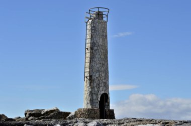 Marbella İspanya sahilinde bir dalgakıran üzerinde eski bir taş navigasyon feneri