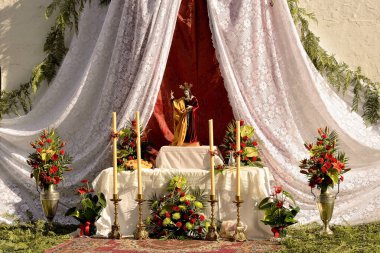 Marbella İspanya 'daki Corpus Christ kutlamaları sırasında dini sunak