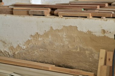 Rutubet nedeniyle eski ve dökülmüş boyalı duvar