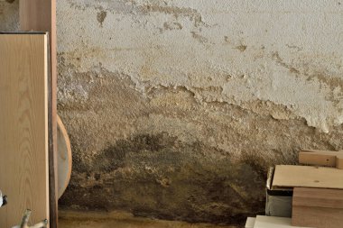 Kirli ve kirli duvar bozulma ve nem yüzünden.