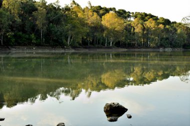 Gökyüzünün yansımalarıyla güzel bir göl