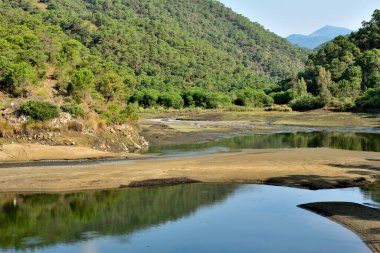 Yağmur yağmadığı için göl kuruyor.