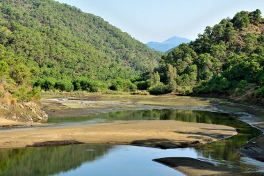 Yağmur yağmadığı için göl kuruyor.