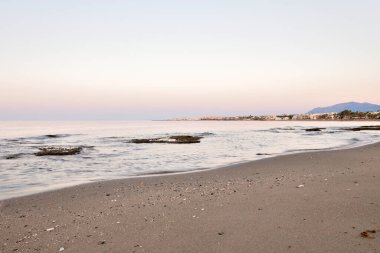 Arkasında dağlar olan Marbella plajı.