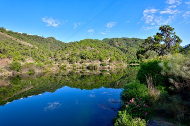 Bir gölü olan dağ manzarası