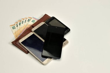 Teknoloji ve para insanın hizmetindedir.