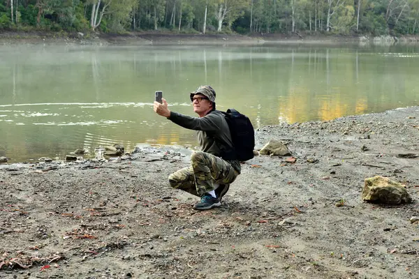 Ενήλικος Άντρας Δίπλα Μια Λίμνη Τραβώντας Μια Αυτοπροσωπογραφία — Φωτογραφία Αρχείου