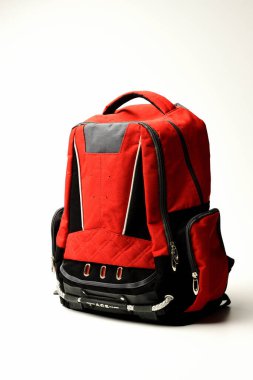 Reklam için yeri olan kırmızı sırt çantası.