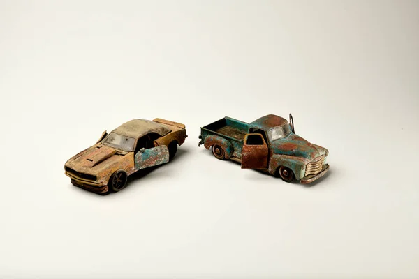 老旧生锈的玩具车和卡车 — 图库照片