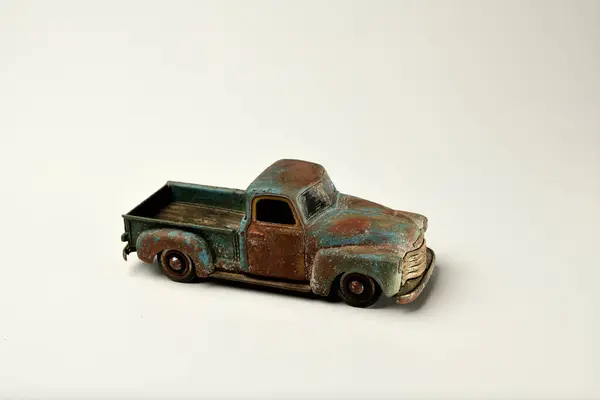 Camión Juguete Envejecido Oxidado —  Fotos de Stock