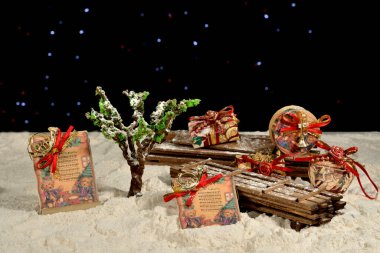 Ağaçlı Noel süsü ve karda hediyeler