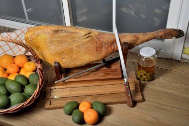 Ekmek ve zeytinli bir masada İberya meşe palamudu ile beslenmiş jambon.
